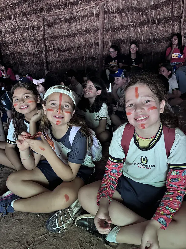 Alunas com pintura no rosto em visita sobre cultura indígena