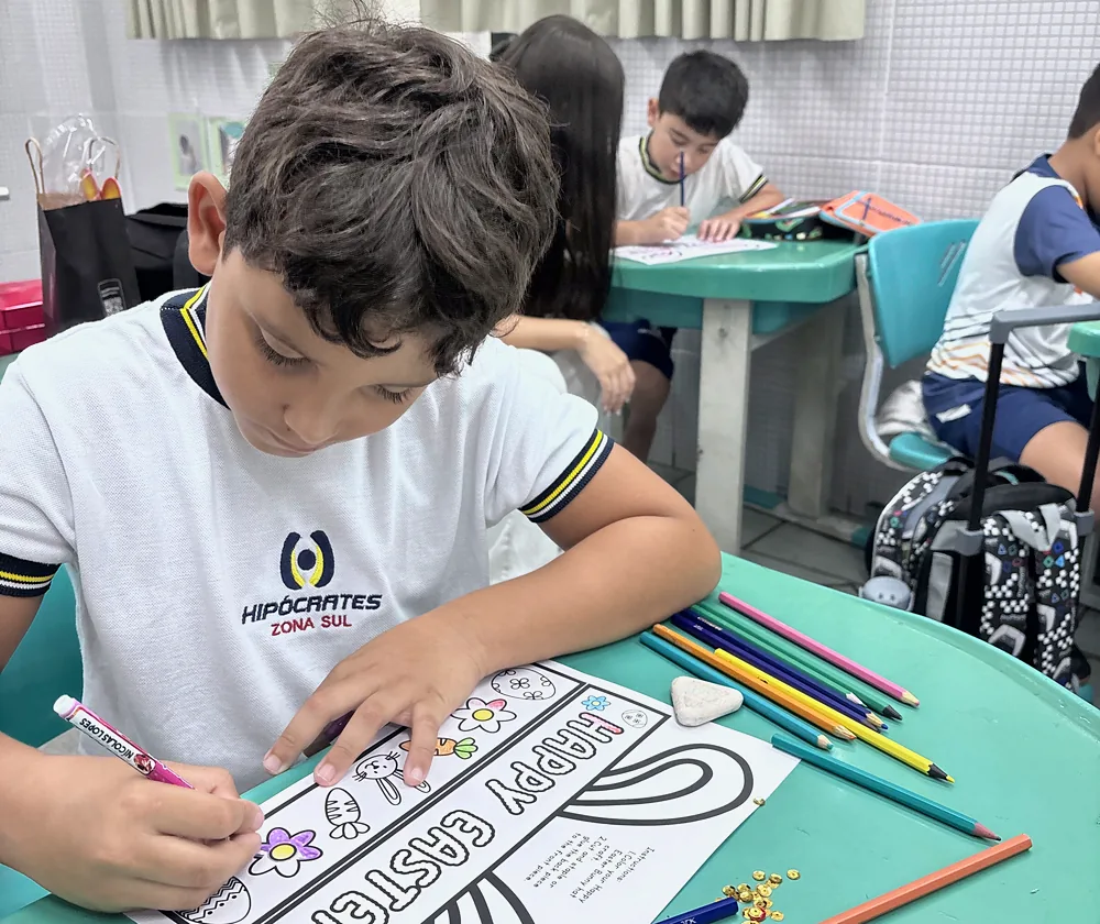 Aluno da Educação Infantil colorindo atividade de Páscoa em inglês