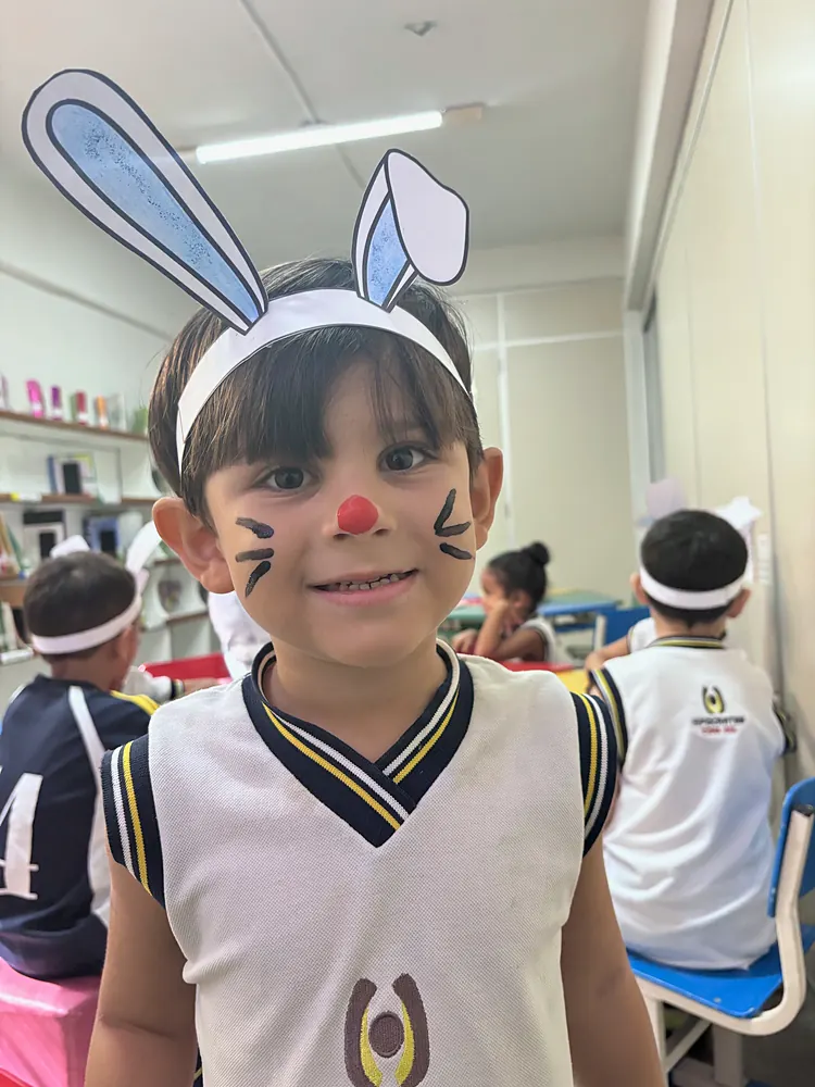 Aluno da Educação Infantil fantasiado de coelhinho na Páscoa