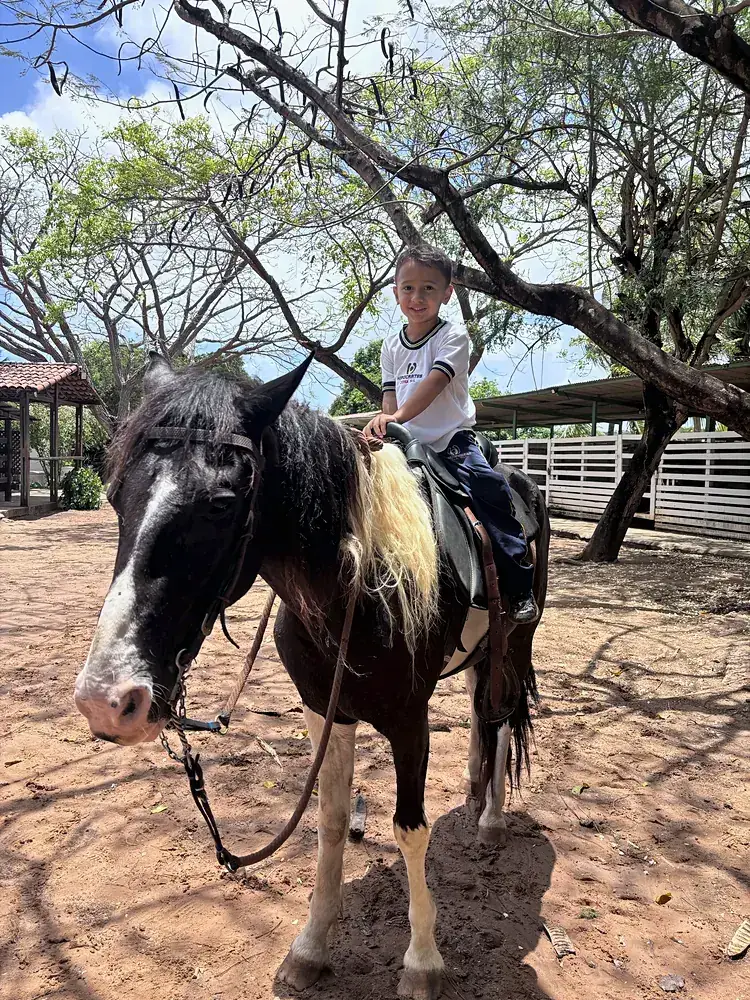 Aluno montado em um cavalo durante passeio pedagógico