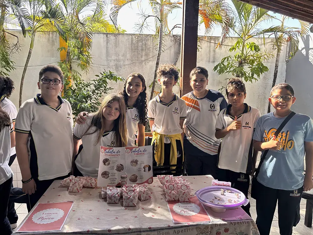 Alunos com a barraca Loucos por Pipoca na feira de empreendedorismo