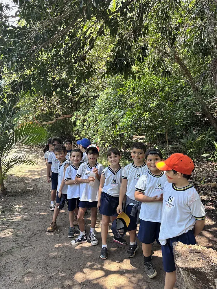 Alunos em trilha ecológica durante aula de campo