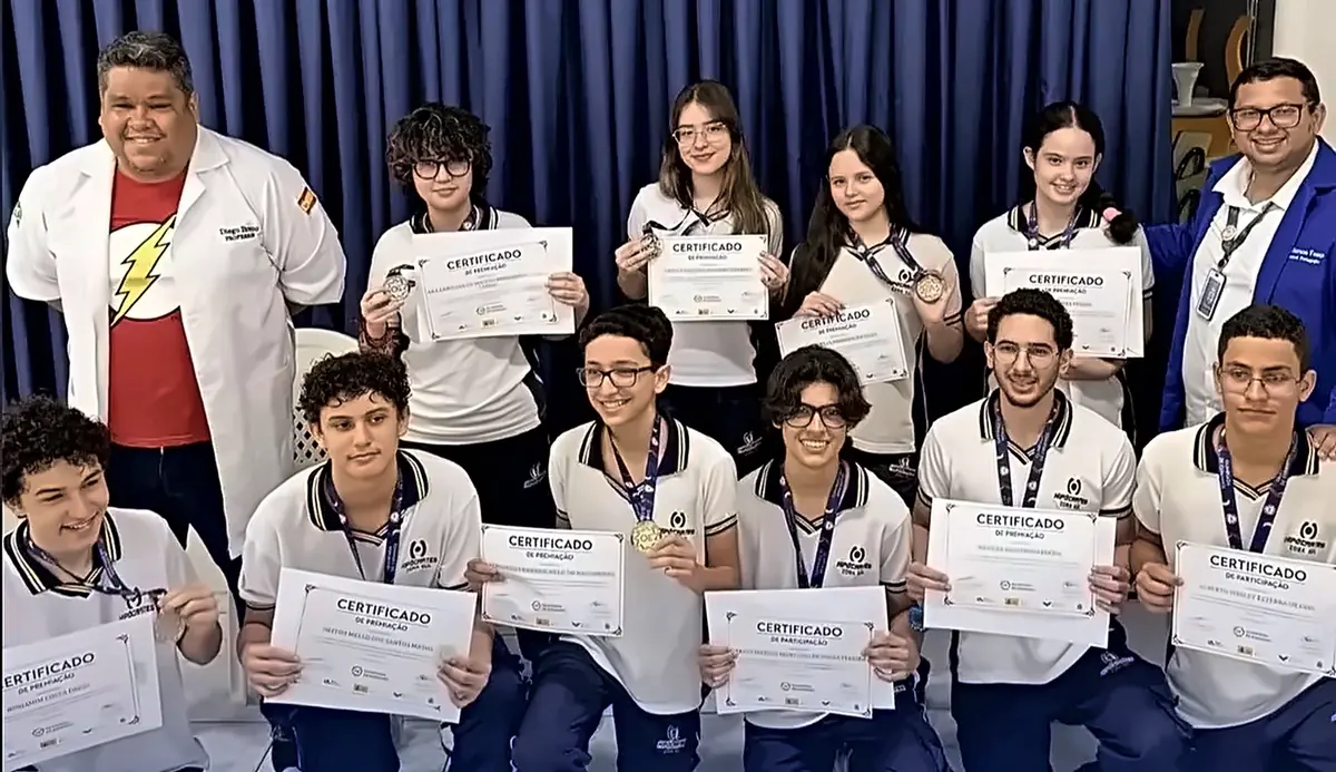 Alunos medalhistas da Olimpíada de Espanhol com seus certificados