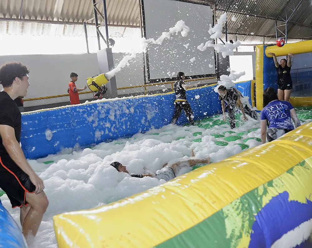 Alunos se divertindo no futebol de sabão