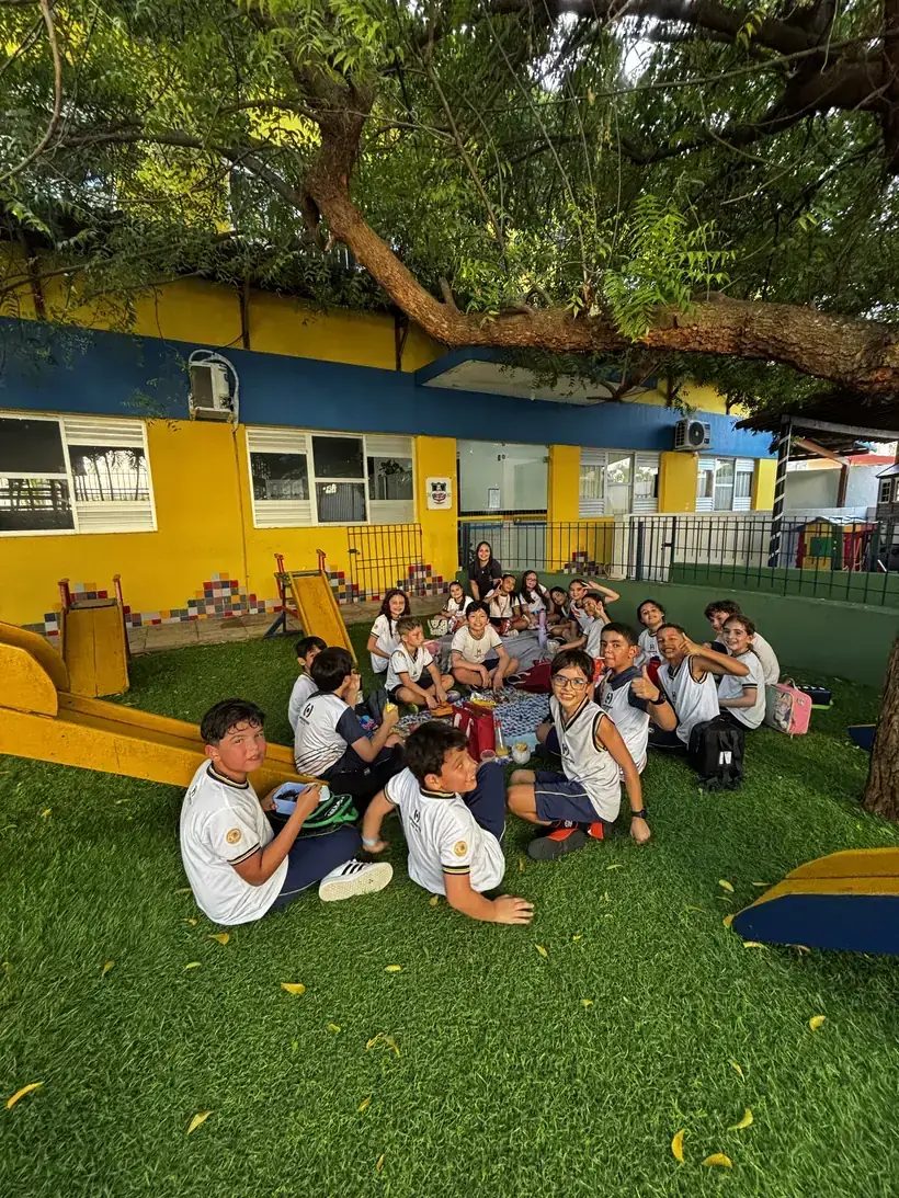 Crianças no gramado da Educação Infantil