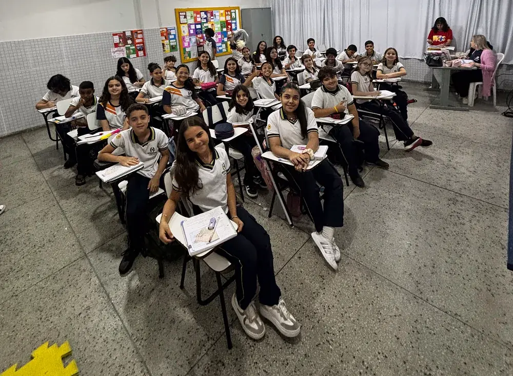 Turma do Fundamental II em sala de aula climatizada
