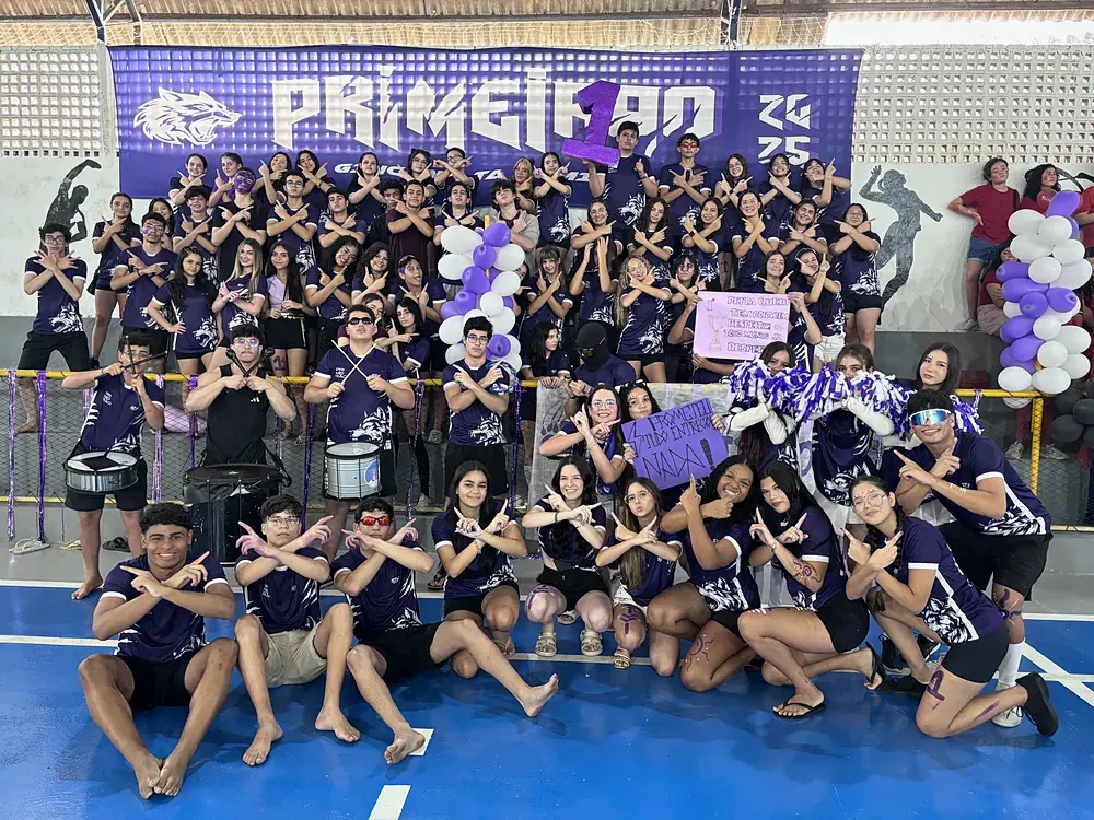 Turma reunida com a torcida da gincana no ginásio